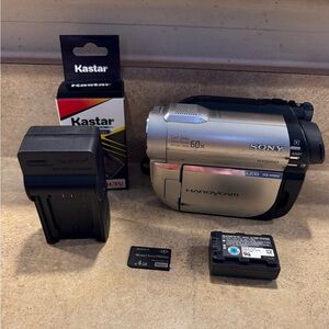 Sony Handycam Hybrid DCR-DVD650 Camcorder w/ Memory Stick Battery Charger Tested